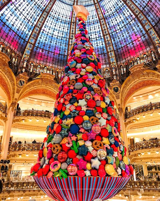 Meet the Balloon Christmas Tree at Galeries Lafayette. What do you think?... (Galeries Lafayette)