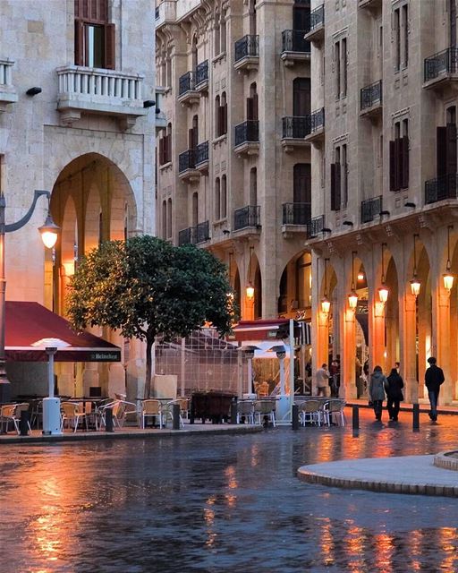 Mesmo com um dia chuvoso como o de hoje em Beirute, a cidade não perde o... (Place De L'etoile Downtown Beirut)