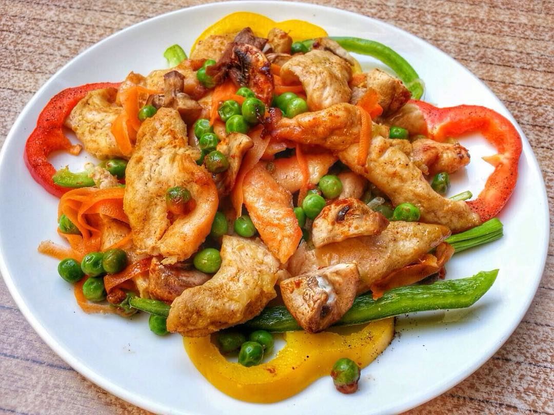 Mexican Chicken anyone? Give us a call ☎️ 03 25 13 19 or order online @onli (Em's cuisine)