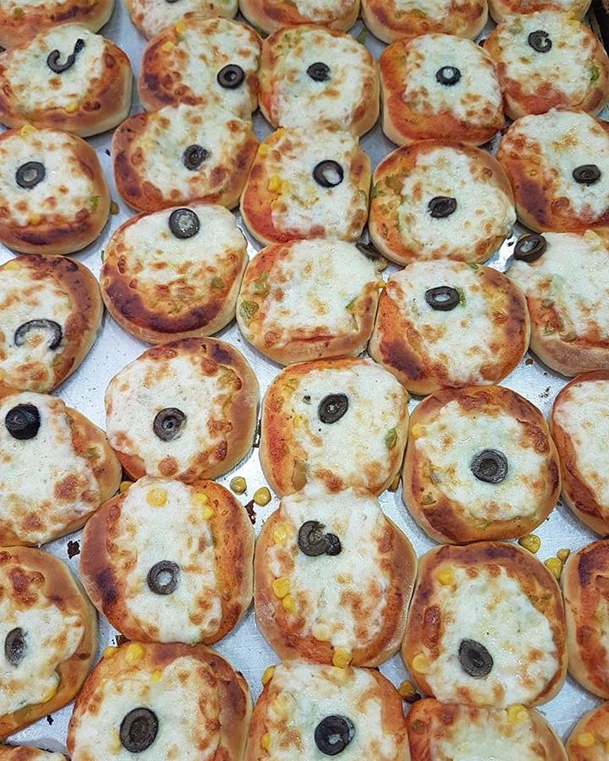 Mini pizza just came out the furnace🔥🔥🔥... Fresh and hot👍🍕❤️🤗!!!••... (Rashet somsom - رشة سمسم)