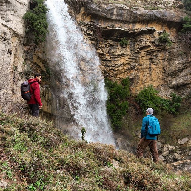  mist  hiking  waterfall  winter  rocks  Cliff  hikers  nature  outdoors ...