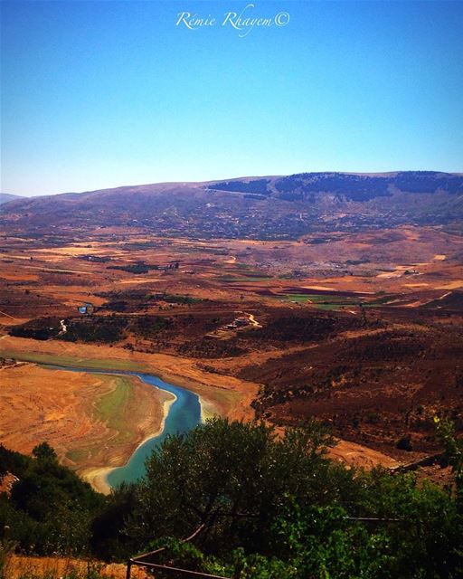 ~🎶Moi, je vis d'amour et de rire, je vis comme si y avait rien à dire,  j' (Qaraaoun, Béqaa, Lebanon)