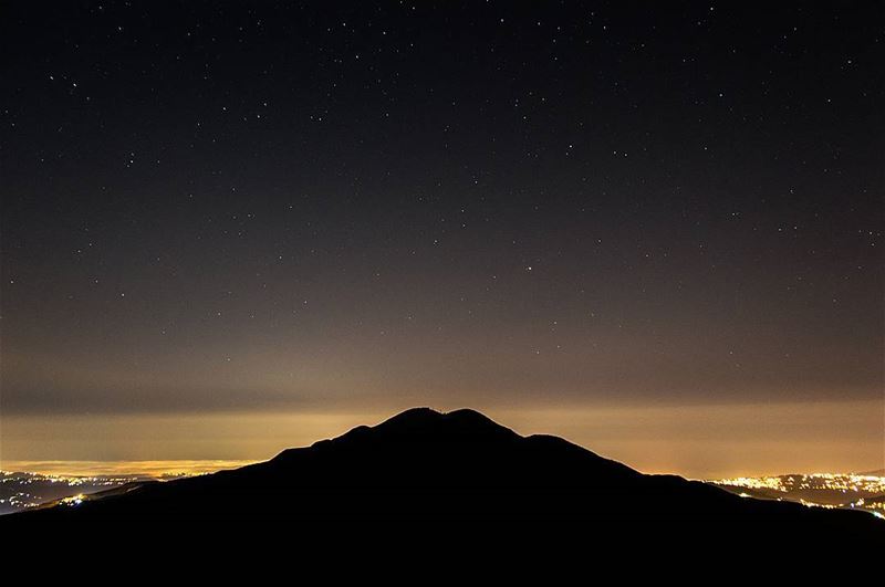 Moon dust in the sky🌋🏔⛰..... mountains sky lights clouds stars... (Jord Sannîne)