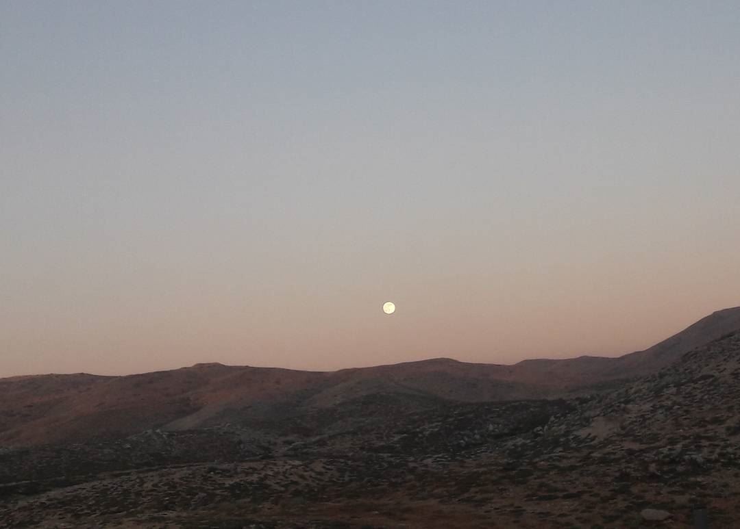MOON ❤❤ hiking  under  the  moon  yesterday  Beautiful  breeze  nofilter ... (Mzaar Kfardebian)