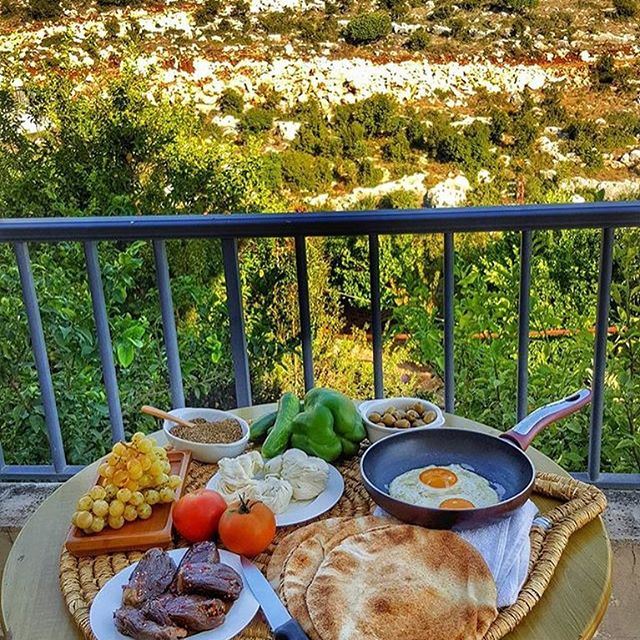 Morning everyone ☀️☀️ It's finally Saturday and the weather is just perfect for a breakfast on the balcony! Credits to @rajab.foodie .