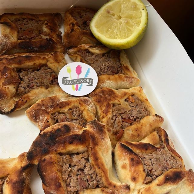 Morning lahm b 3ajin or sfi7a 🤦‍♀️🙈 😍😋 very tasty one from furn sefwan... (Beirut, Lebanon)
