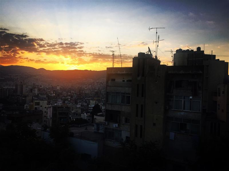  morning  sunrise  clouds  sky light  town  mountain  colors  buildings ... (Hôpital Libanais Geitaoui - CHU)