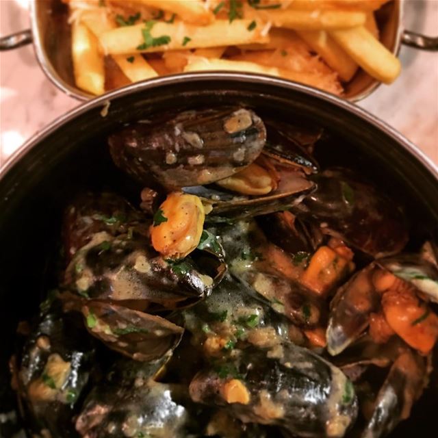 Moules et frites at @lesmalins @thebackyardhazmieh.. mussels  clams ... (Les Malins)