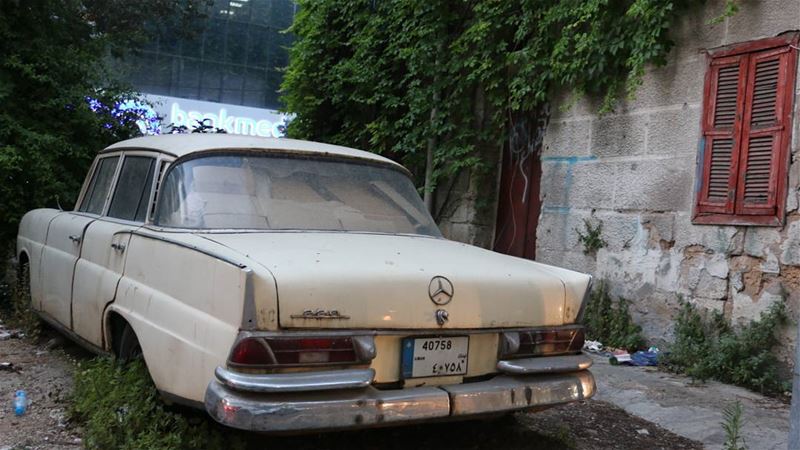 Mr.White is having some rest... mercedes  mercedes220  white ... (Tabaris)