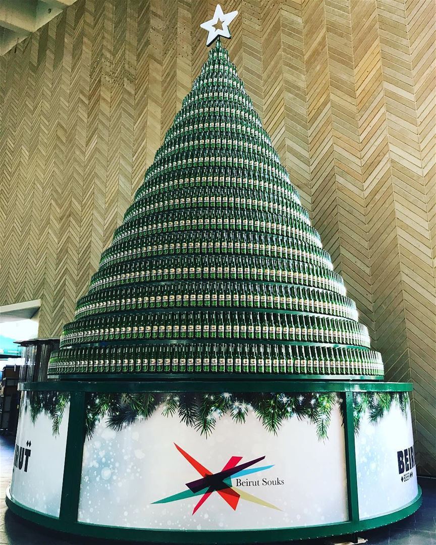 Muito legal essa árvore de Natal feita de garrafas de cerveja, patrocinada... (Beirut Souks)