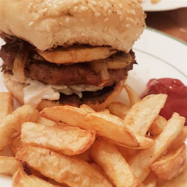 My favorite way to eat a gourmet burger at home ! Coleslaw🍔Bbq-ed burger... (Greater Montreal)