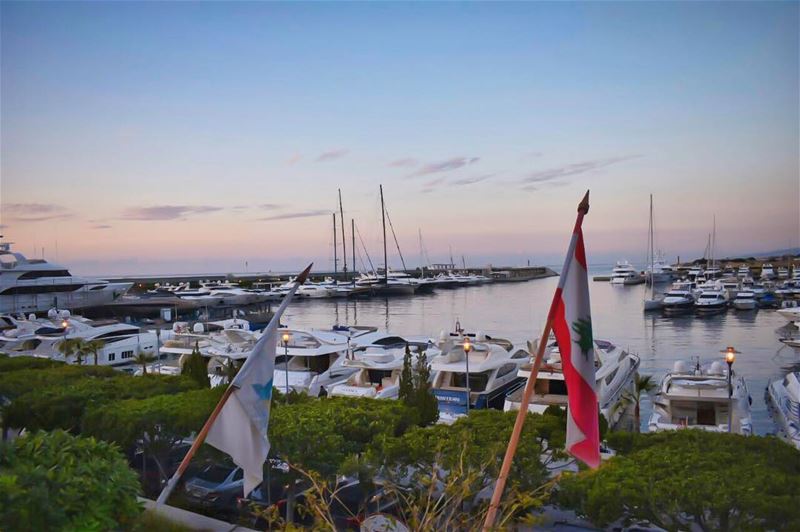 N'hésite jamais à t'éloigner, au-delà de toutes les mers, au delà de... (Club La Marina - Dbaye)