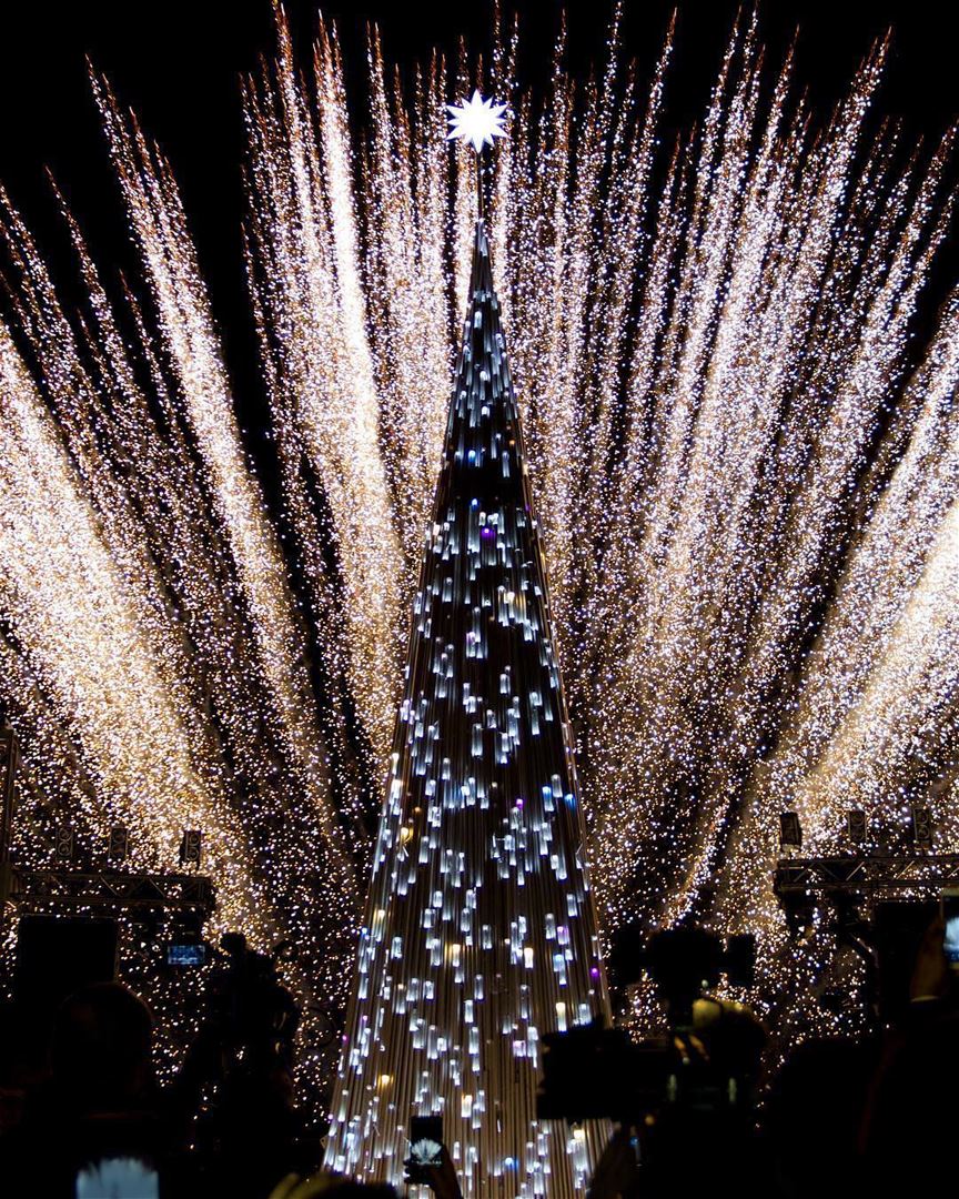 ‘Natal conectando pessoas’ é o tema da árvore de Natal de Byblos,... (Byblos, Lebanon)