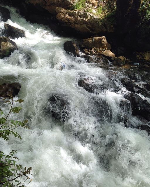 Nature is painting for us...Pictures of infinite beauty 🏞 @livelovekfarhel (Bsatin Al-Ossi Waterfalls)