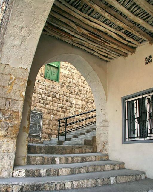 Neighbours under the arch 💛---------------------------------------------- (Zahlé, Lebanon)