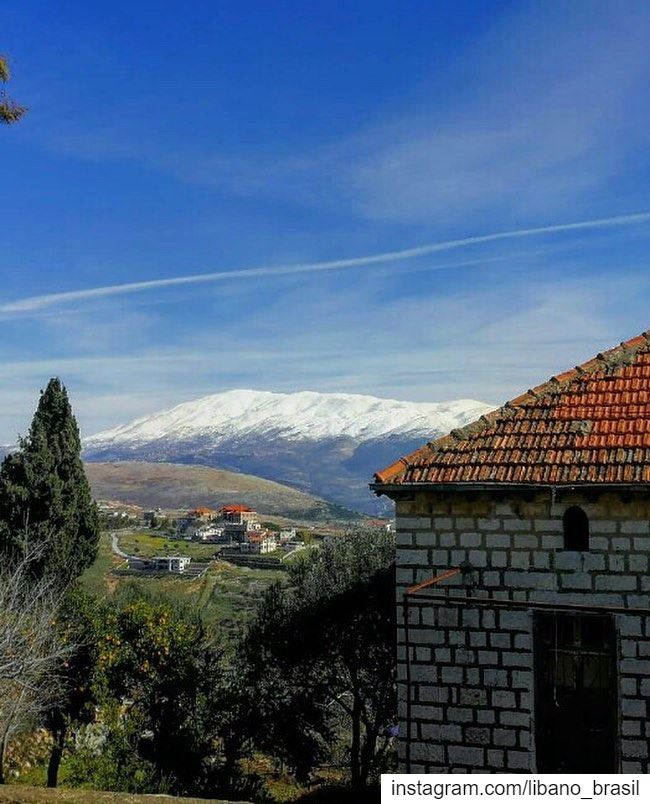 🇱🇧🇧🇷 Neve sobre o Monte Hermon visto a partir de Marjayoun. Foto... (Marjayoûn, Al Janub, Lebanon)