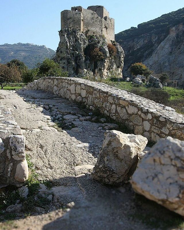 No alto de uma colina, no distrito de Batroun, ao norte do Líbano, fica o... (Mussaylha Crusader Fortress)