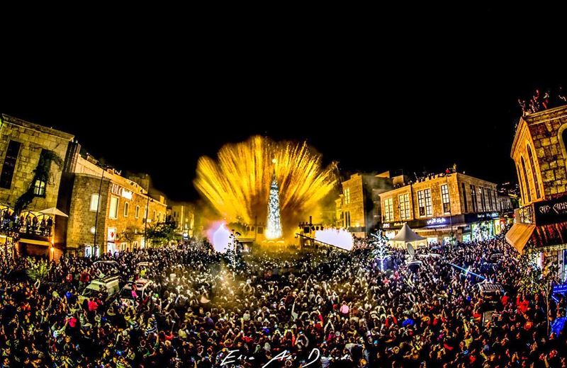No caption needed! The crowd says it all 🎅🏽🎄  christmastree ... (Byblos)