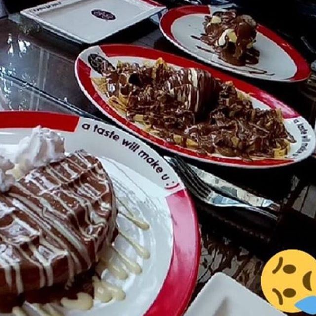 No more diet, when i received picture like this how I can make Diet!!! 😂😂😂 What i choose Wafer, fettuchino crepe or choux and all served with ice cream and chocolate .... (Dip N Dip Ashrafieh)