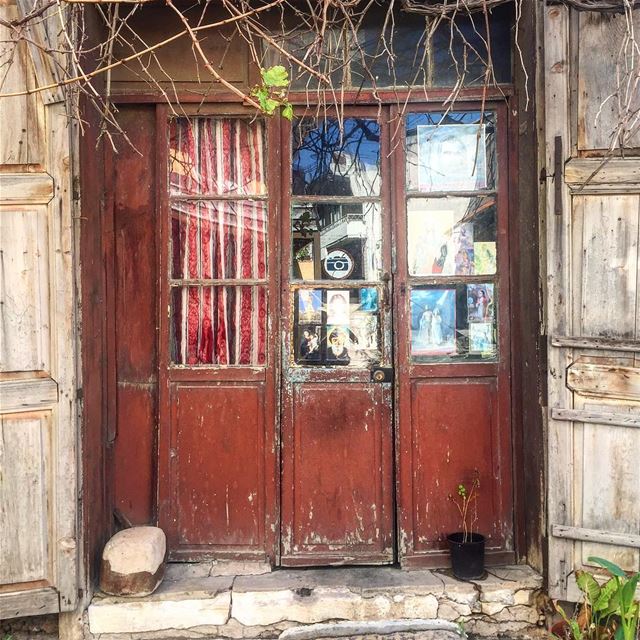 No pictures please! ...................................... door  old ... (Byblos - Jbeil)