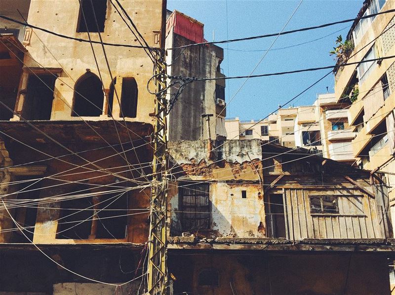 "Not all windows are open, some are broken"-D... livelovebeirut ... (Hamra, Beyrouth, Lebanon)