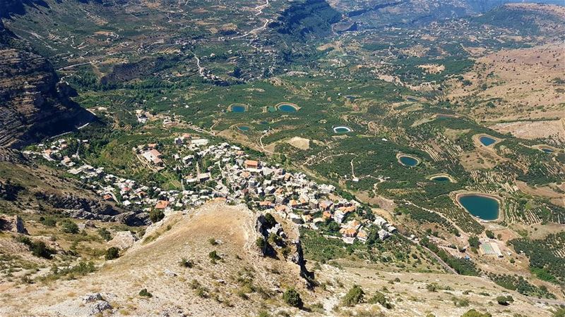 nothing better than hiking in a sunny day 😍 akoura kingsland...