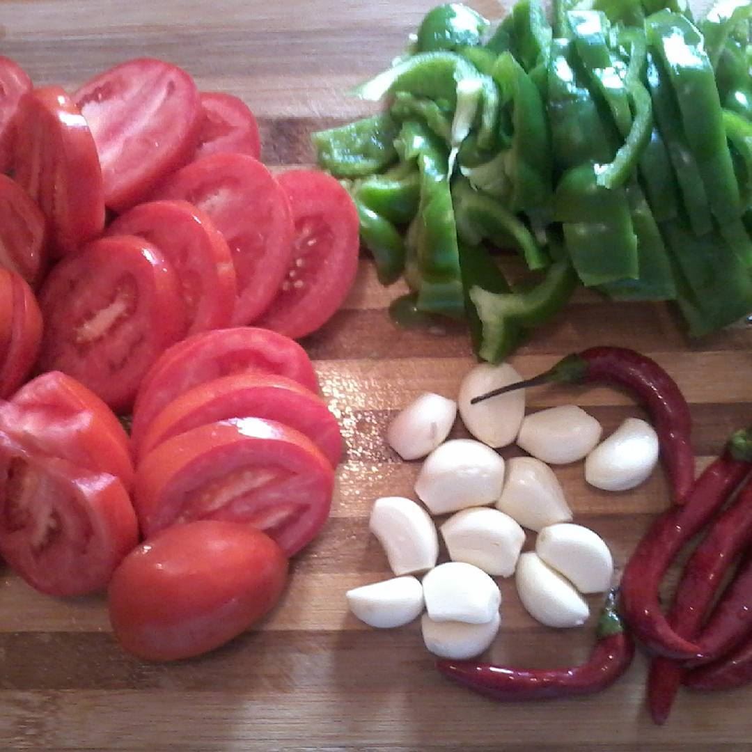 Nothing delicieus than food.... vegetables legumes tomate garlic...