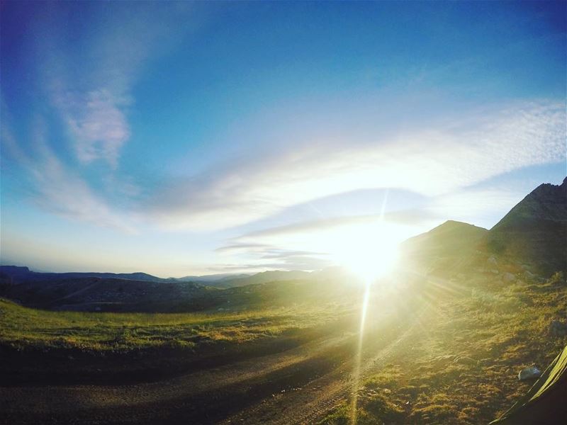 Now i see fire, inside the mountain 🌄  sunrise  dawn  mountainpeek ... (Akoura, Mont-Liban, Lebanon)