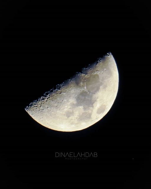 Nuit de novembre, sans voile, la lune montre ses tourments.... (Tripoli, Lebanon)