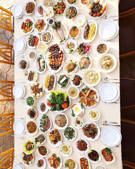 Não é montagem! A fartura na mesa dos restaurantes do Líbano, é exatamente... (Burj Al Hamam)