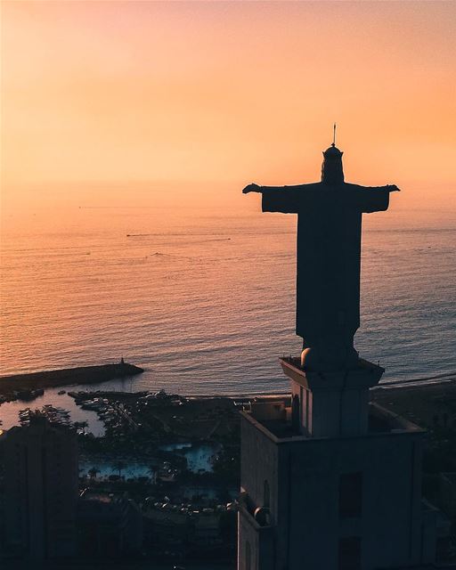 Não é o Cristo Redentor do Rio de Janeiro. É o Cristo Rei em Jounieh, Líban (Joünié)