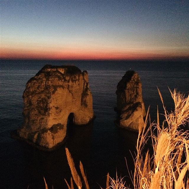 Não se sabe como se formou, mas tá aí 🇱🇧  libano  lebanon ... (Pigeon Rock Beirut.)