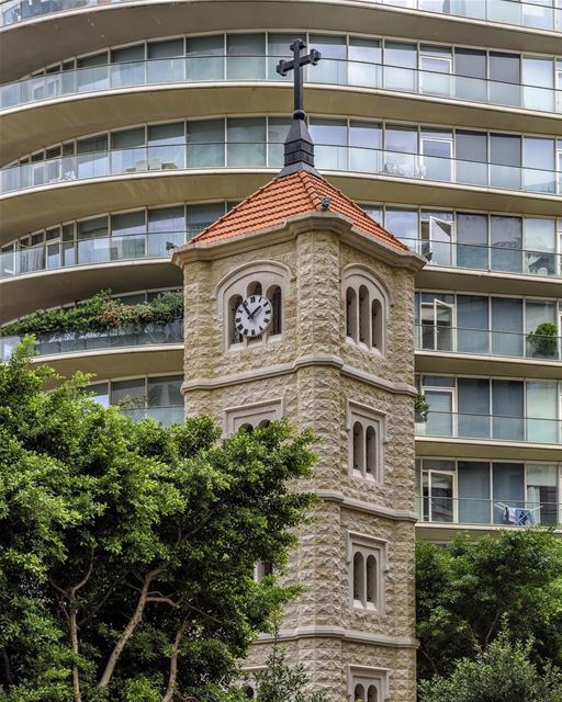 O antigo e o novo lado a lado retratado por esta igreja contrastando com... (Zaitunay Bay)