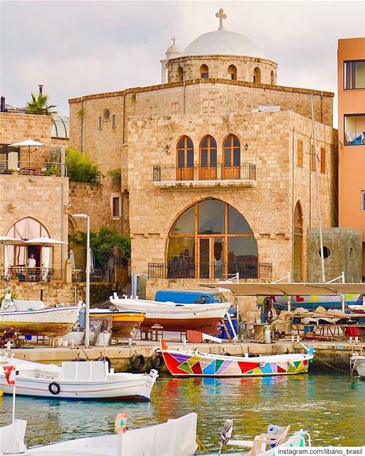 🇱🇧🇧🇷 O antigo porto de Batroun, cercado por edifícios históricos, é o... (Batroûn)