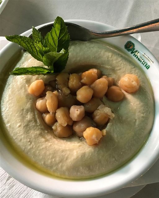 O autêntico homus libanês servido em um tradicional restaurante de Zahle,... (Mhana Wadi Zahle)