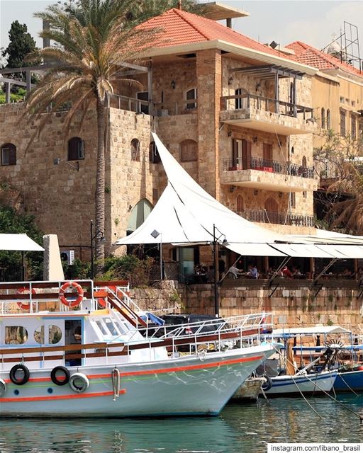 🇱🇧🇧🇷 O encantador porto de Byblos mantém o charme que carrega desde os... (Byblos, Lebanon)