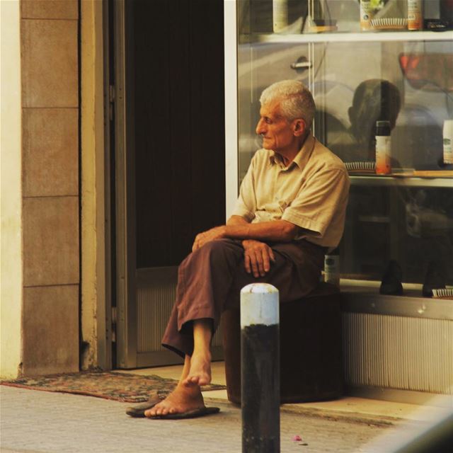 “O homem velho deixa a vida e a morte para trás!”  cenaurbana  urbanscene ... (Lebanon)