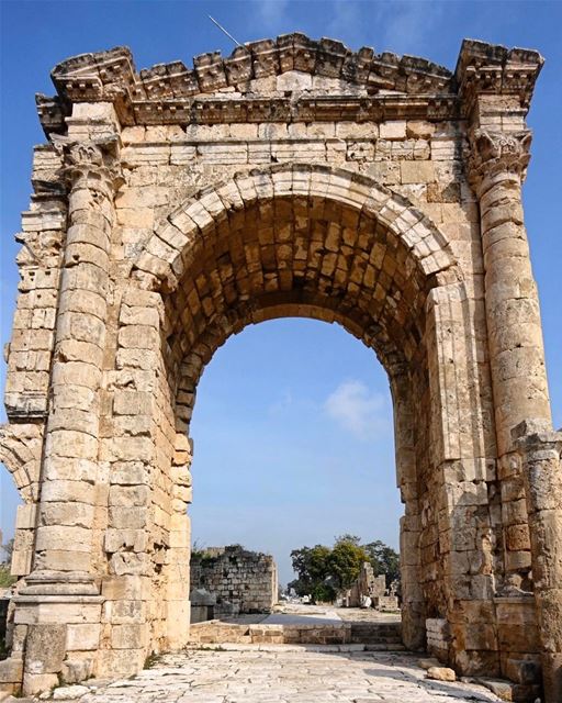 O Líbano também tem seu Arco do Triunfo e foi construído pelos romanos no... (Roman ruins in Tyre)