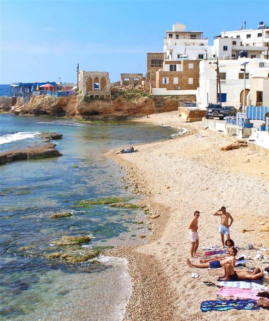 O melhor jeito de começar o dia é aproveitando a praia. E nada melhor que... (Al Batrun, Liban-Nord, Lebanon)