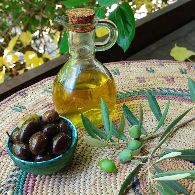 O que seria da culinária libanesa sem o azeite de oliva? Foto de @taste.of. (Dayr Al Qamar, Mont-Liban, Lebanon)