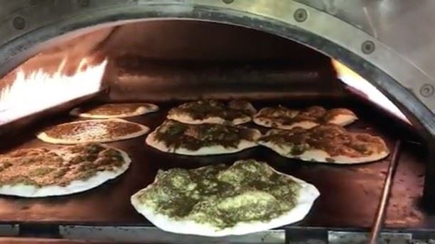 O que você acha deste pão saindo do forno coberto com zaatar? 🇱🇧 What do...