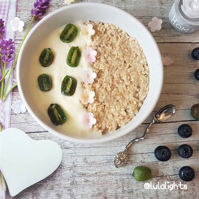 😋Oatmeal and @alpro yogurt for  breakfast😋🥝The mini kiwis tho😍🥝 P.s:... (Germany)