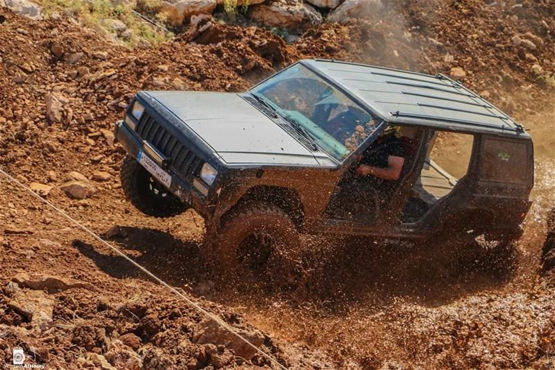  offroad mug splash offroading jeep cherokee lebanesedrivers mountlebanon... (Eghbé, Mont-Liban, Lebanon)