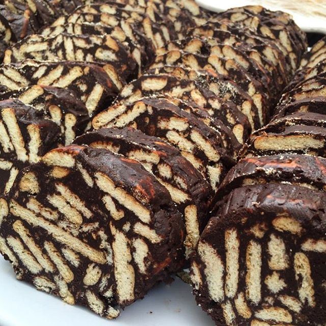 Oh how I miss this!! 😍😍😍 Lazy Cake (Biscuit au Chocolat) - a simple chocolate dessert you can find in any typical Lebanese home! 🍫🍪 Credits to @nogarlicnoonions