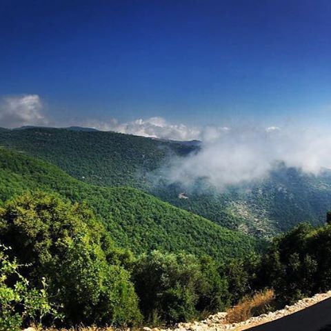 Oh misty eye of the mountain below...