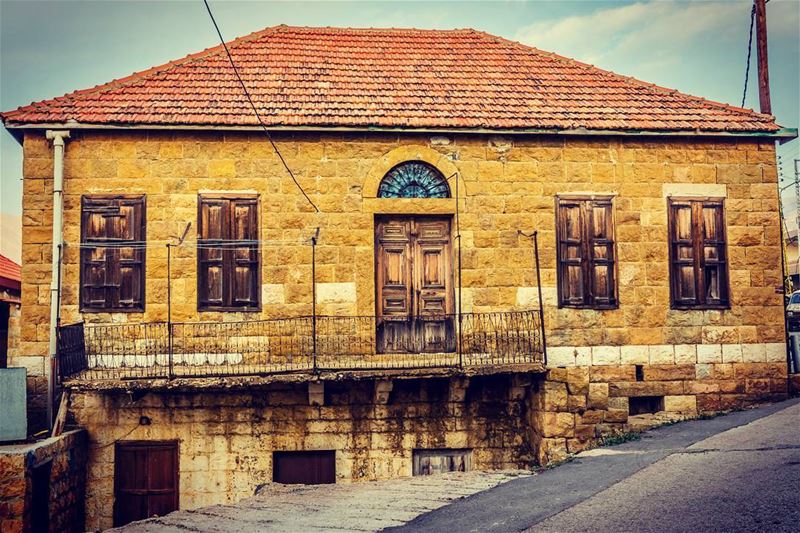 Old classical house in Bazaoun, Lebanon earthpix  earthofficial ... (Bazaoûn, Liban-Nord, Lebanon)