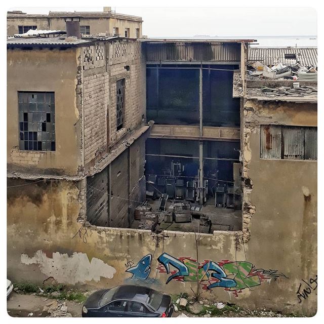 🇱🇧 old factory what happened ! uglybeirut  uglycity  beirut  lebanon ... (Az Zalqa', Mont-Liban, Lebanon)