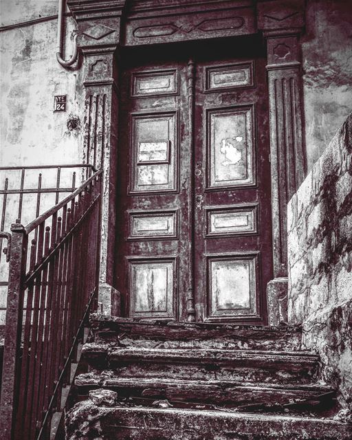 "OLD PLACES HAVE SOUL" lebanon beirut old house blacknwhite lebononhouses... (Ashrafiyeh)