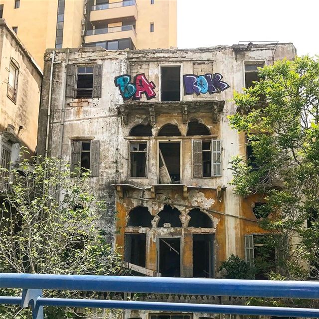 Old places have souls, and broken doors 😑  architecture  photography ... (Puerto de Beirut)