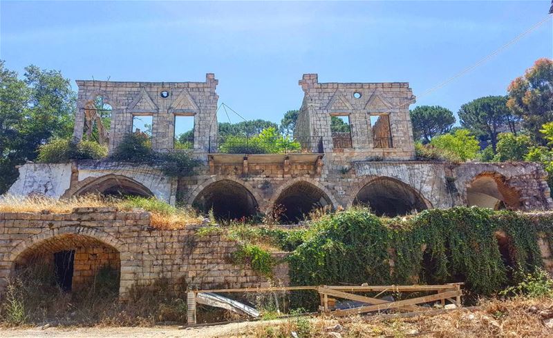 Old stuff. 😍😍 ...... beiteddine  oldhouse  ruins  lebanonhouses ...